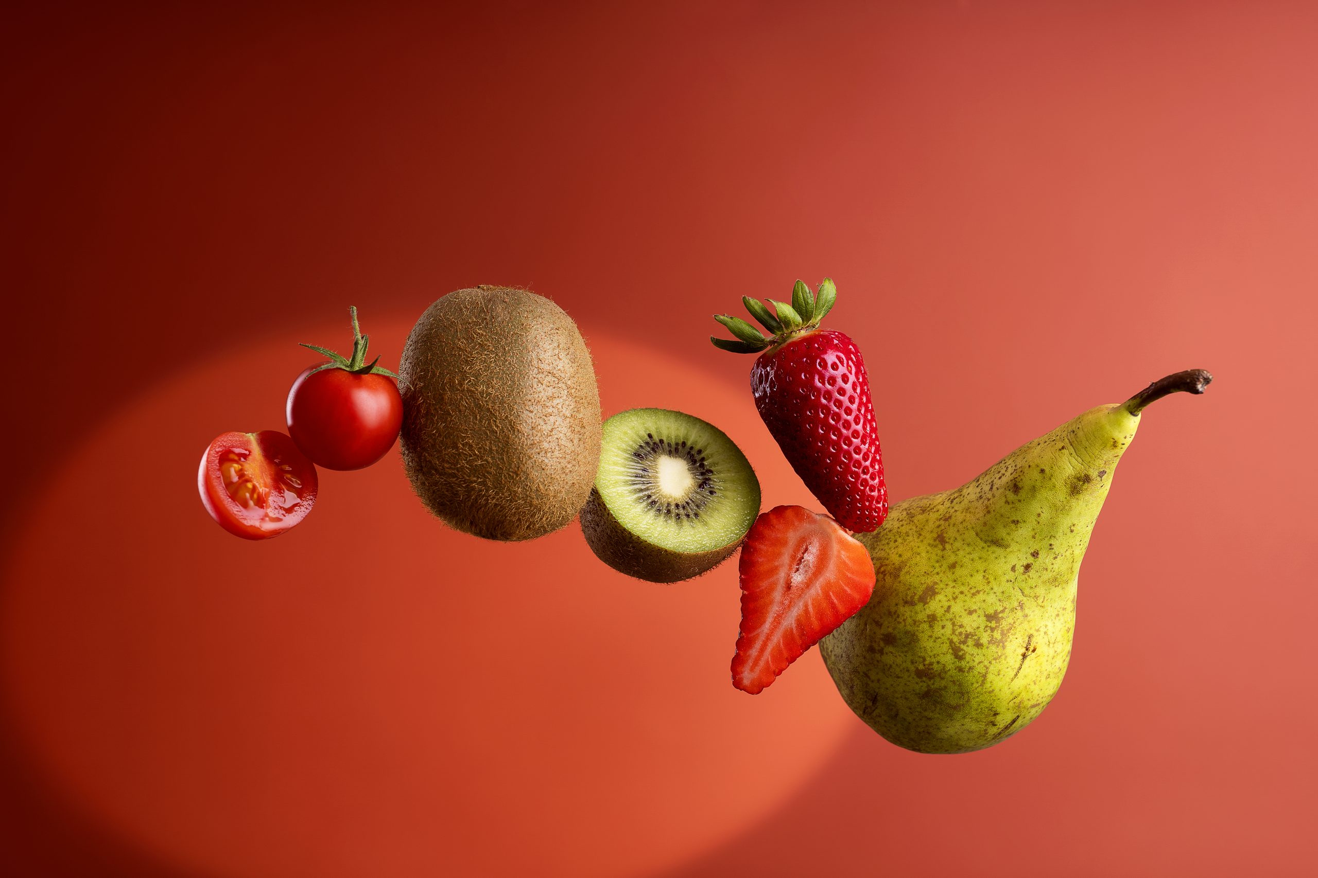 Frutta sospesa su fondo rosso, Stea